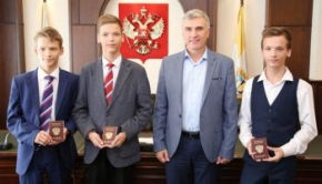 Три 14-летних пятигорчанина получили документ в торжественной обстановке, из рук градоначальника Андрея Скрипника