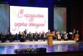 Женщин Дагестана с 8 марта поздравили Абдусамад Гамидов и Муса Мусаев