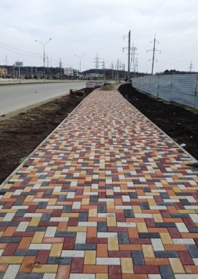 Строительство нового тротуара у диагностического центра завершается в Ставрополе