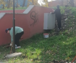 Школьный сквер в Железноводске вандалам пришлось своими руками восстанавливать