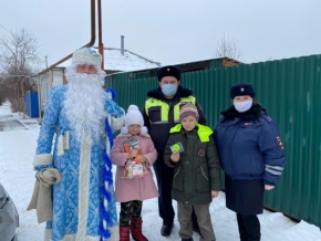 О важности соблюдения ПДД напомнил полицейский Дед Мороз на Ставрополье