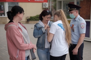 Георгиевские ленточки на Ставрополье раздают сотрудники полиции вместе с волонтёрами