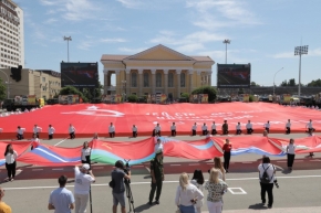 Самую большую в мире копию Знамени Победы развернули на параде Победы в Ставрополе