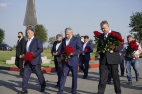 В памятных мероприятиях в Беслане принял участие Владимир Владимиров