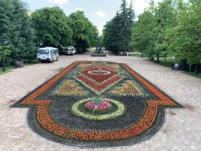 Самый большой цветник в крае подготовили в Ставрополе к Параду Победы